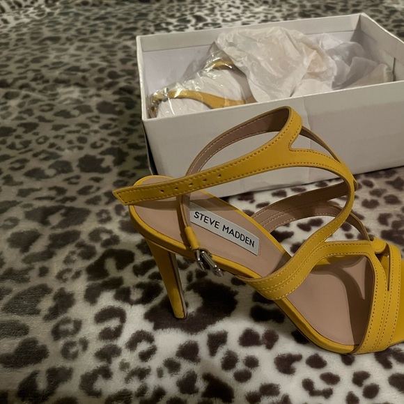 Steve Madden yellow heels strap around ankles size 9 new excellent condition - Picture 5 of 7